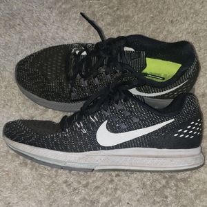 Nike Zoom Structure 19 Black white running shoe